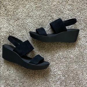 🎈 DONATED 🎈 classic black platform wedges
